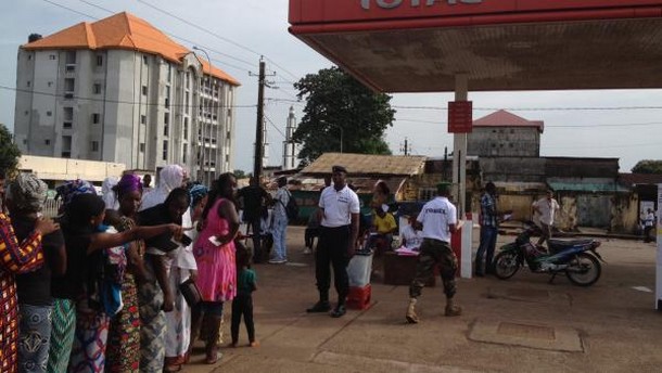 A Conakry, on vote même dans les stations-services. RFI/Olivier Rogez