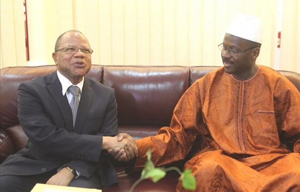 Le nouveau Premier ministre malien, Oumar Tatam Ly (D), et son prédécesseur Django Sissoko (G) le 6 septembre 2013 à Bamako lors de la passation de pouvoirs © AFP