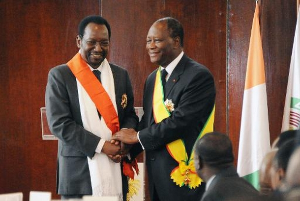 Dioncounda Traoré (g) et Alassane Ouattara (d) à Abidjan, le 3 septembre 2013 © AFP