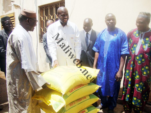 L'administrateur délégué de la Fondation pour l'enfance, Dramane Ouattara (G) remettant le don à Mara