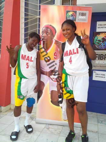 Hamchetou Maiga (en poster) derrière Aissata et Nasira