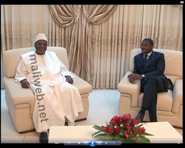 Le président de la République du Mali, Ibrahim Boubacar Keita, échangeant avec son homologue Faure Gnassingbé Eyadema, dans le salon d'honneur de l'aéroport de Naimtougou de Kara (photo Clarisse Njikam)