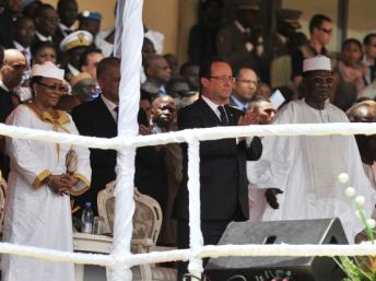 Le président malien Ibrahim Boubacar Keïta (D) entouré de ses invités dans la tribune présidentielle lors de la cérémonie. Bamako, le 19 septembre 2013. AFP