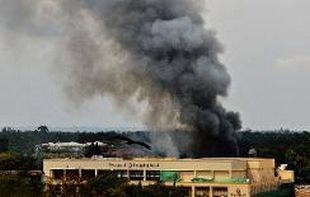 D'épaisses fumées noires s'échappent du centre commercial Westgate de Nairobi, assiégé par un commando islamiste, le 23 septembre 2013 © AFP
