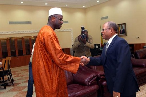 Le nouveau Premier ministre malien, Oumar Tatam Ly (g), et son prédécesseur Django Sissoko (d) le 6 septembre 2013 à Bamako lors de la passation de pouvoirs  © AFP 