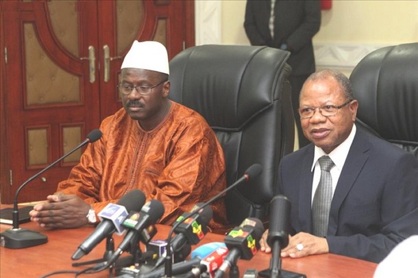 Le nouveau Premier ministre malien, Oumar Tatam Ly (g), et son prédécesseur Django Sissoko (d) le 6 septembre 2013 à Bamako lors de la passation de pouvoirs © AFP