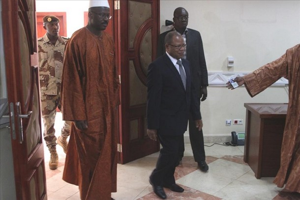 Le nouveau Premier ministre malien, Oumar Tatam Ly (g), et son prédécesseur Django Sissoko (d) le 6 septembre 2013 à Bamako lors de la passation de pouvoirs © AFP
