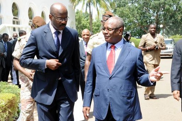 Le Premier ministre malien Oumar Tatam Ly (g) et le président Ibrahim Boubacar Keita le 9 septembre 2013 à Bamako © AFP