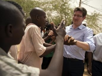 Le ministre délégué chargé du Développement, Pascal Canfin a annoncé l'ouverture d'un site de suivi des projets de développements financés par la France au Mali. Ici lors d'une visite d'une station d'épuration à Gao, en juin 2013. AFP 