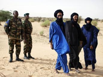 Des soldats maliens à côté de touaregs.