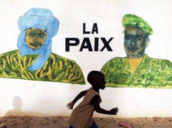 Un enfant, devant une fresque peinte sur un mur de Tombouctou, le 24 juillet 2013. REUTERS