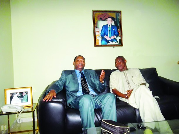 L'ambassadeur du Maroc, son Excellence Hassane Naciri, répondant aux questions de notre directeur de publication, Saouti Haidara, dans son bureau, à la chancellerie du Maroc