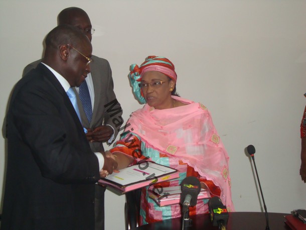 Le vice-président de la représentation Afrique de la Banque mondiale, Ousmane Diagana et le ministre des Finances, Mme Bouaré Fily Sissoko échangeant le document de l'accord
