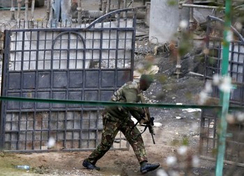 Un soldat kényan, à l'extérieur du centre commercial Westgate, le mardi 24 septembre. REUTERS