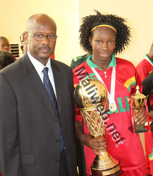 Mariam Alou Coulibaly, meilleure rebondeuse avec le PM Oumar Tatam Ly