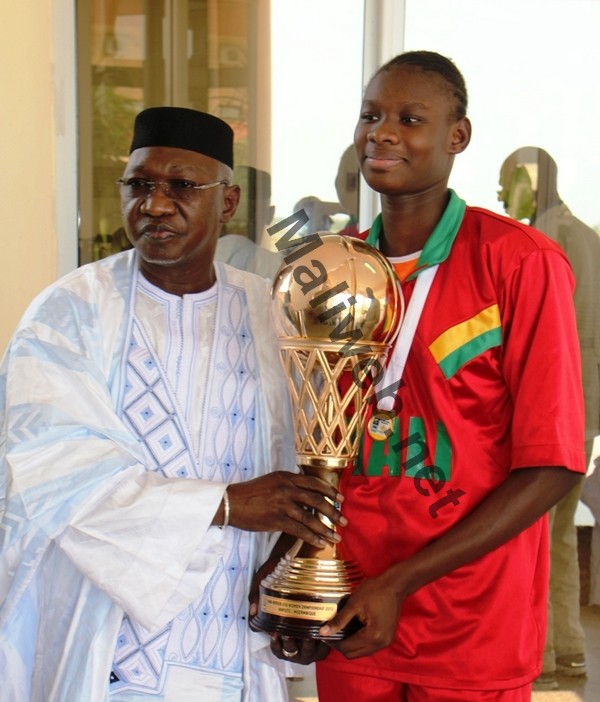 La capitaine Assétou Diakité avec le ministre de la Culture Bruno Maïga