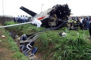 La carlingue de l'avion accidenté à l'aéroport de Lagos, le 3 octobre 2013 © AFP