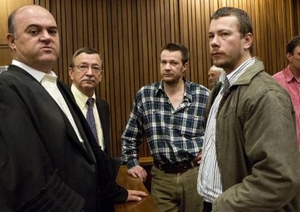 Les Pretorius (2e en partant de gauche) avec ses fils Johan (c) et Wilhelm (d), deux des 20 membres d'un groupe d'extrême-droite, condamné pour avoir tenté d'assassiner Nelson Mandela, le 29 octobre 2013, à Pretoria afp.com - Alexander Joe