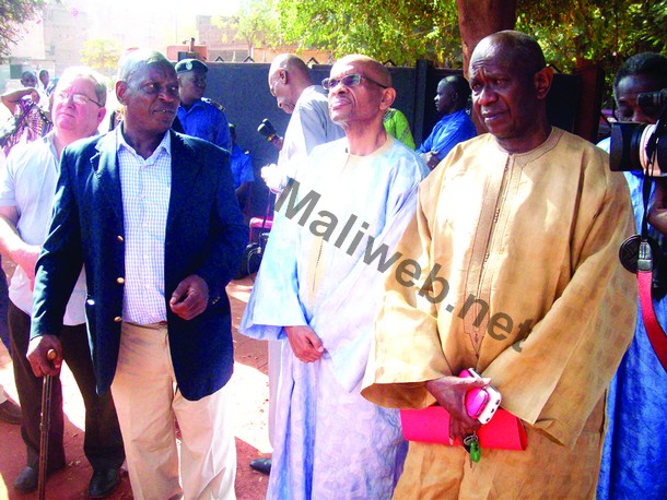 Le DG du centre Père Verspieren (CPBB), Mahamadou Ba, le consul de Monaco, Mossadeck Bally et le directeur général du développement social, Modibo Diallo