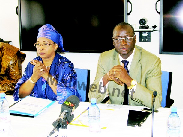 Le ministre de l'Economie et des finances, Mme Bouaré Fily Cissoko et le directeur des opération de la Banque mondiale au Mali, Alassane Diagana