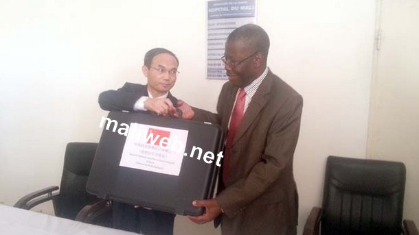 Le ministre de la santé et de l'hygiène publique, Ousmane Koné, recevant un lot des mains de l'ambassadeur de Chine