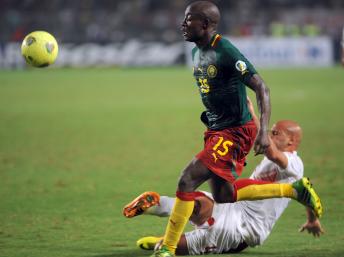 Le Camerounais Achille Webo est debout et le Tunisien Alaeddin Yahia, à terre. AFP