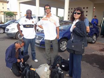 Claude Verlon (accroupi) avec Ghislaine Dupont (à droite) au Mali, en juillet 2013. RFI