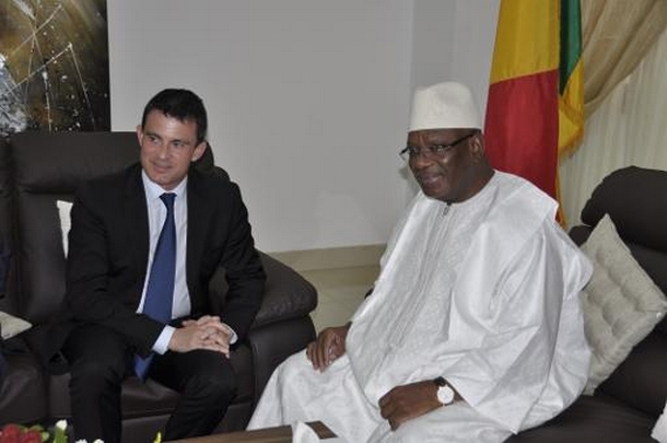 Le président malien Ibrahim Boubacar Keita (d) et le ministre français de l'Intérieur, Manuel Valls, le 17 novembre à Bamako afp.com - Habibou Kouyate