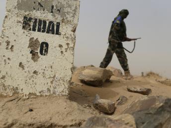 Un soldat malien en patrouille sur une route entre Gao