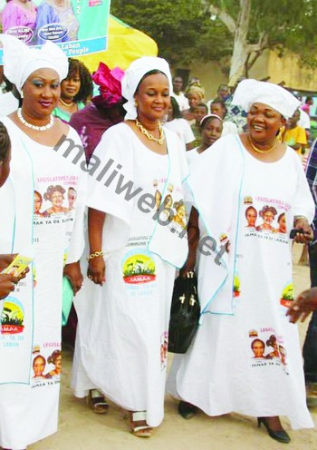 Le trio des "Amazones" de la C II lors d'une tournée. On reconnaît (D) Mme Diallo Augustine Sangaré, Mme Najim Fatoumata Diarre (C) et Mme Wellé Diallo Hawa Thiermin Traoré