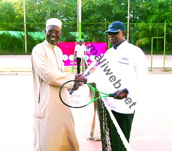 Le segal du ministre des sports, Seydou Dawa (G) et le président de la fédération malienne de tennis, Mohamed Oumar Traoré