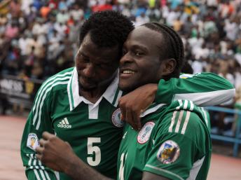 Les Nigérians Efe Ambrose et Victor Moses (à droite). AFP