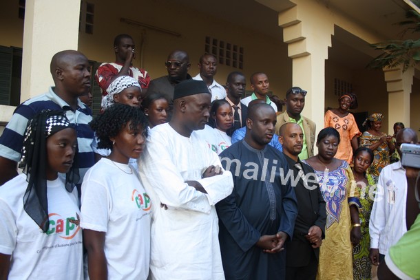 Photo Racine Thiam avec ses militants de Koutiala