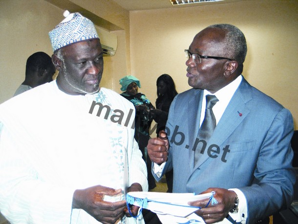 Le président Mamadou Tieny Konaté recevant un catalogue sur les opportunités qu'offre le port de San Pedro des mains du directeur général, Hillaire Marcel Lamizana