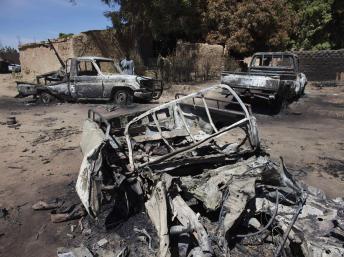 Des camionnettes d’Aqmi touchées par la frappe aérienne française à Diabaly. REUTERS