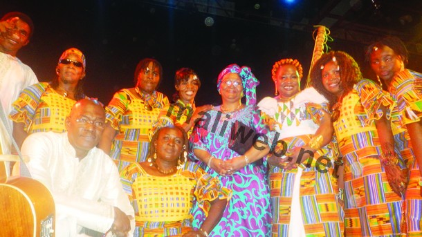 La première dame (C) posant avec les membres du groupe Kaladjoula Band