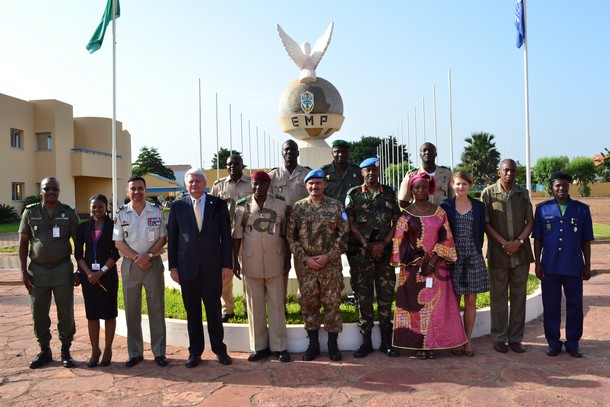 photo de famille regroupant M Ladsous et le personnel de l'EMPABB