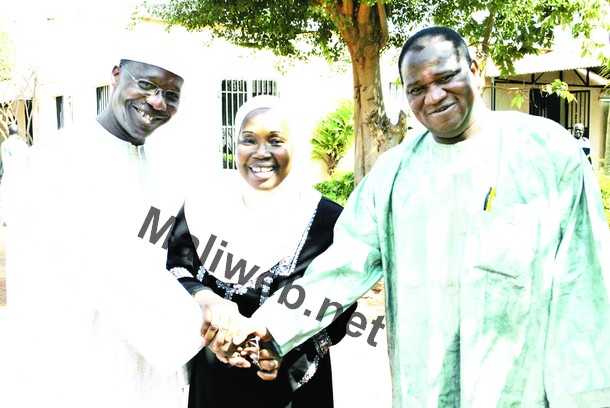 Les deux directeurs posant avec Mme Kadiatou Coulibaly, la plus ancienne employée de Kafo Jiginex, actuellement trésorière de la boîte