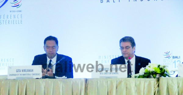 Le président de la 9ème conférence ministérielle de l'OMC, Gita Wirjawan et le DG de l'OMC, Roberto Azev^do, lors de la cérémonie de clôture