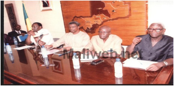 De gauche à droite : Le président du COMAGA Habib Sylla, l’ambassadeur Dadié Y. Dagnoko, le permament Sam Bouda et le secrétaire général, Kalilou Sofara.