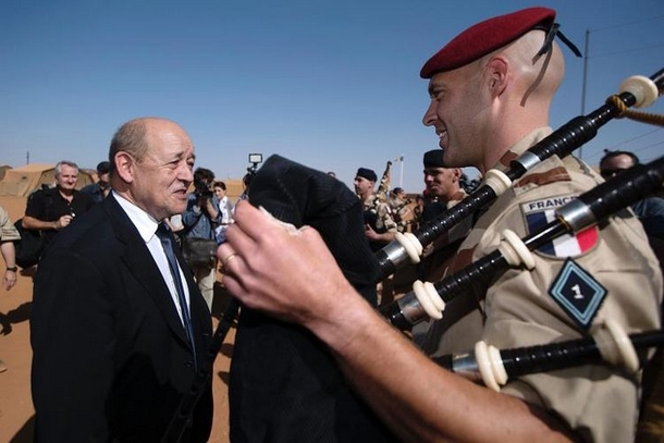 Le ministre français de la Défense Jean-Yves Le Drian avec un soldat du 1er RIMA à Gao le 31 décembre 2013 (Photo Joel Saget. AFP)