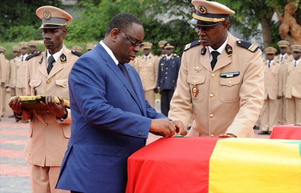 Le président sénégalais Macky Sall rend hommage aux deux Casques bleus sénégalais tués samedi dans un attentat à la voiture piégée à Kidal.