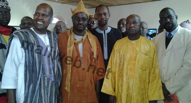 Le promoteur du festival, Mamou Daffé, posant avec les autorités administratives