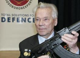 Mikhaïl Kalachnikov avec un fusil d'assaut AK-47, le 15 avril 2006 à Moscou (AFP/Archives, Maxim Marmur)