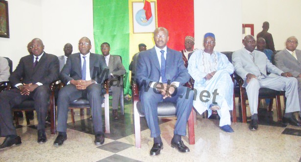 Le PM, Oumar Tatam Ly entouré des membres de son cabinet et certains ministres lors de la présentation à la presse du document, le jeudi soir à la Primature