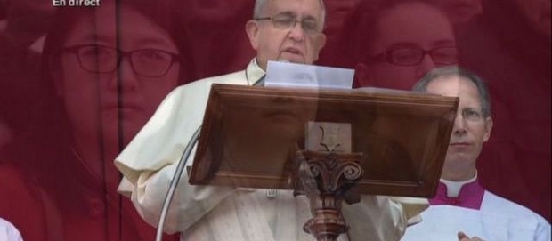e Pape François a envoyé sa bénédiction aux hommes depuis la Place Saint-Pierre en ce jour de Noël. Son premier message de paix. | Capture d'écran France 2