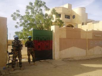 Des soldats de la Minusma montent la garde devant le gouvernorat de Kidal, le 15 novembre 2013. REUTERS