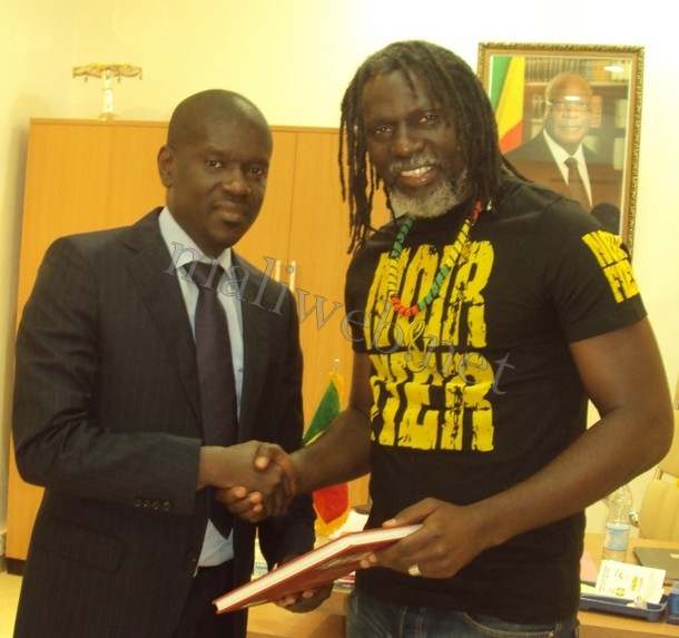 Tiken Jah (D) et leministre de la Jeunesse et des Sports, Me Mamadou Gaoussou Diarra (G)