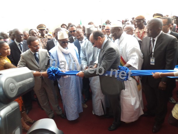 Les chefs d'Etat du Mali, du Sénégal et de la Mauritanie procédant l'inauguration du barrage