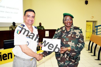 Le Directeur des études, représentant le Directeur général de l'EMP, Colonel Philippe Kleb remettant l’attestation au Commandant Diabaté.